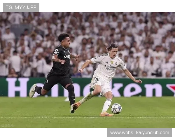 尤文图斯边线传中形成门前混乱