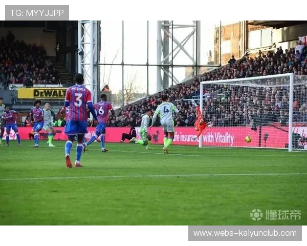 英超曼城短传连动丝滑，禁区内攻势频发